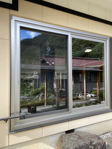 断熱性の高い窓に取替え。マドリモ樹脂窓。